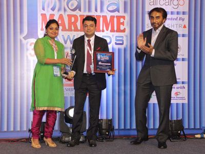 Prashant N Popat receiving an award on behalf of VDSPL as director vdspl for customs broker of the year